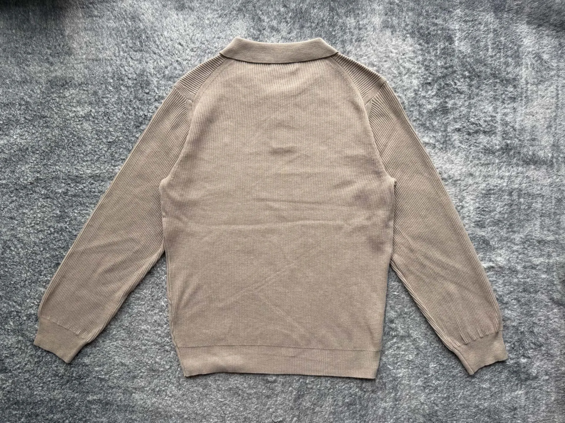 P230 Ralph Lauren/Ralph Lauren French retro men’s knitted polo sweater, old money style ~ polo sweater, a weighty item that can be warm at first but also cold at first, with zero pressure and skin-friendly experience. It can be layered with a high collar inside, making it easy to achieve advanced layering~ The colors of this series are very attractive, and it is an excellent item that can be worn for many years after buying it! The simple version design does not lose the highlights and beauty of the details. The knitted fabric is soft and comfortable, and it does not scratch the skin when worn close to the body. It has a light and sophisticated style! The flat knitting method is carefully arranged and combined to show the beauty of three-dimensional and stylish decoration, giving the garments a rich sense of layering. Comfort is cleverly integrated into elegant fashion. The upper body is flexible yet muscular, and the temperament is casual. The short, micro-profile box style interprets the most popular styles nowadays. The upper body can improve your temperament in one second! You can also tuck your top into your trousers to visually improve the wearability and make it fuller, covering your flesh and making you look slimmer without being bloated.  Color: light gray, black gray, apricot, length, bust, shoulder width, M 66 50 61 120-135 pounds L 68 52 62 135-150 pounds XL 69 54 62 150-165 pounds